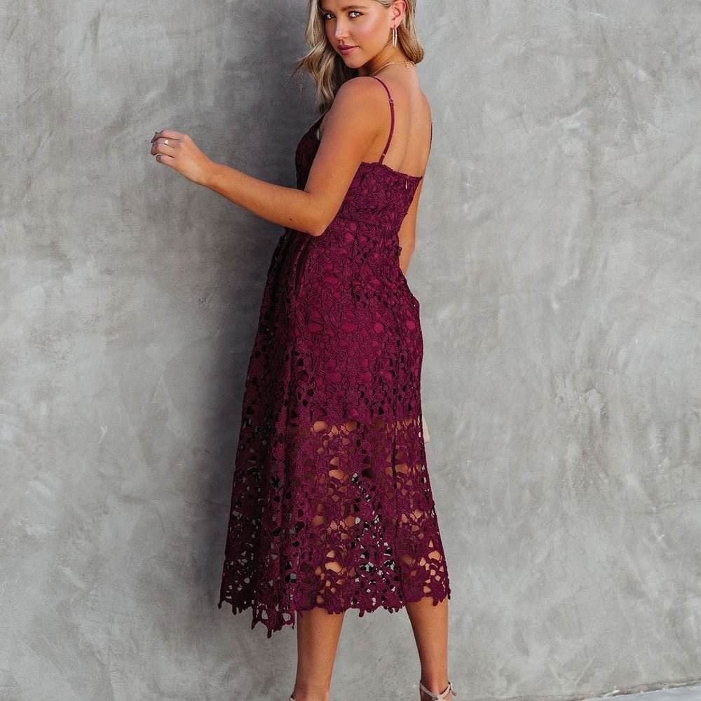 PICTURESQUE POCKETED CROCHET MIDI DRESS - BURGUNDY - Picture 4 of 9